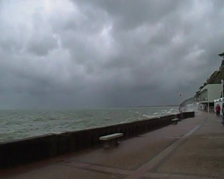 ciel gris et vagues hautes