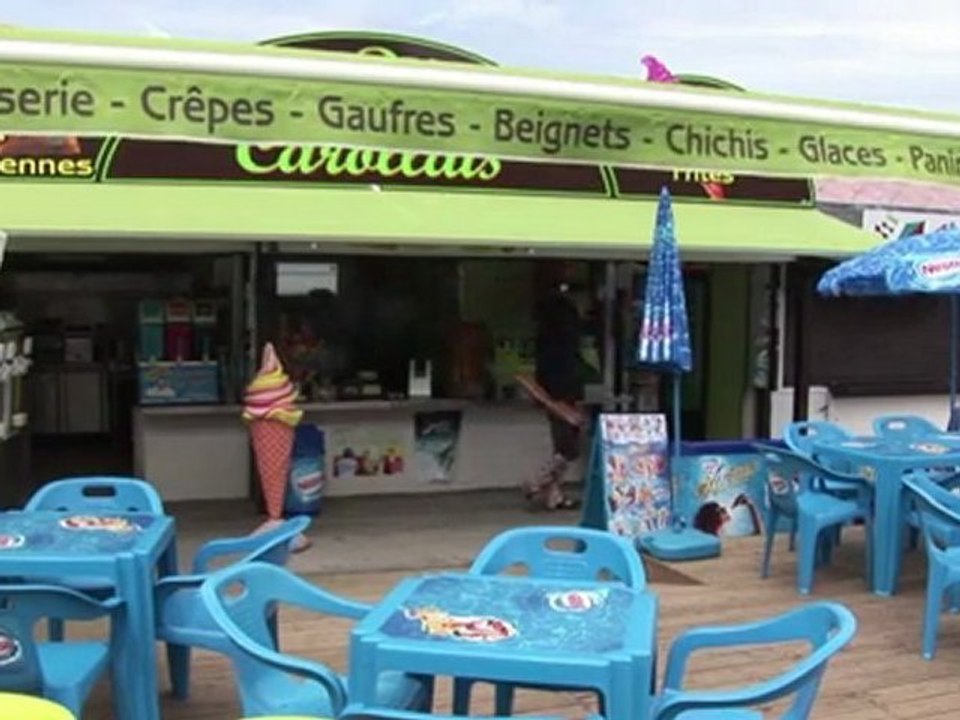 La pluie et les températures automnales jettent une ombre depuis la fin de semaine dernière sur les vacances des "juillettistes", notamment dans la Manche, où les plages sont désertées