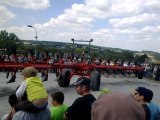 tracteurs rouges à folles 87 manoeuvre de la charrue du record du monde de labour