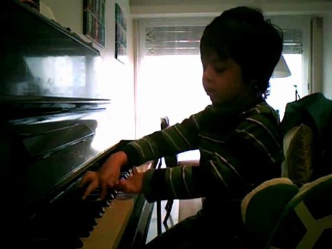 Santino Blanco (4) aprendiendo Bailando en las teclas negras