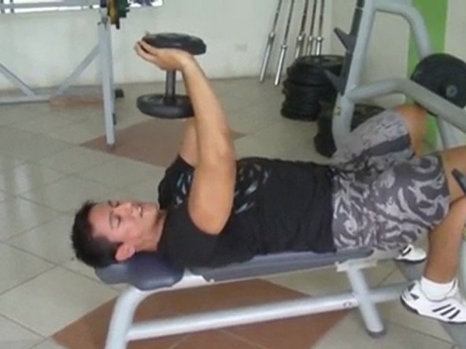 Pullover Con Mancuerna. Como Realizar El Pullover Con Mancuerna Correctamente