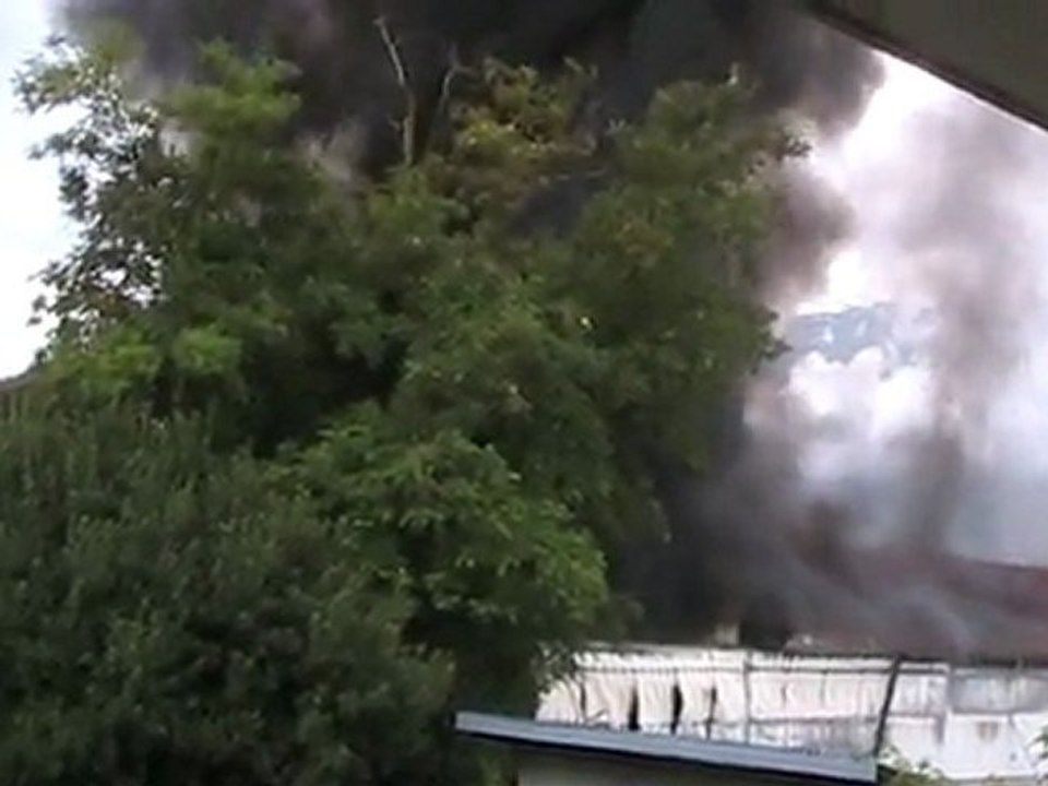 hanga qui brule apres explosion