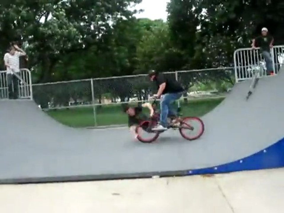 Skater und Bmxer Collide Fail