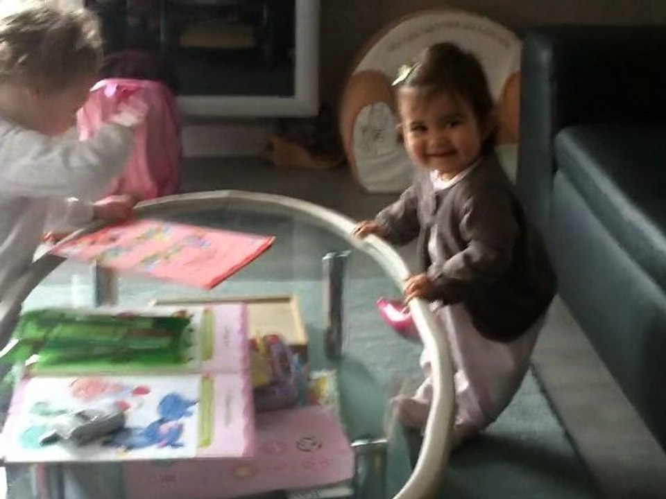 Emilie se met debout