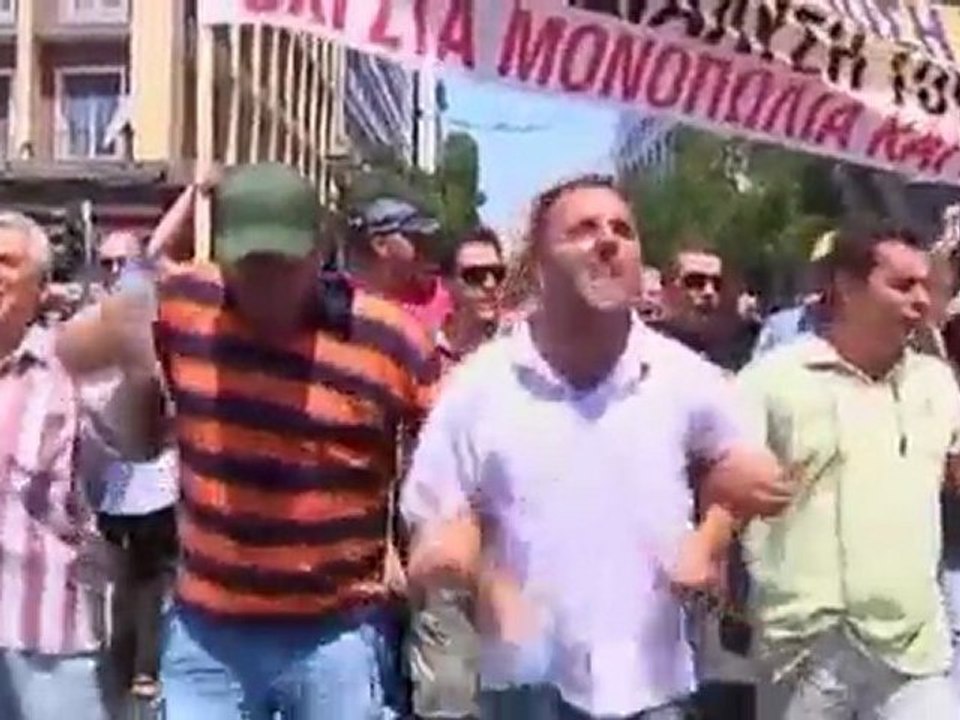 Greek taxi drivers march on parliament