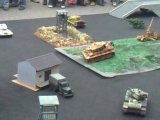 Бой радиоуправляемых моделей танков