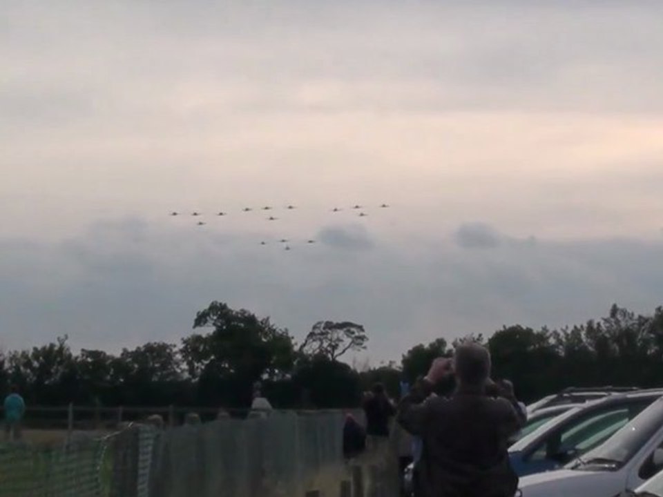16 Spitfires zusammen fliegen.