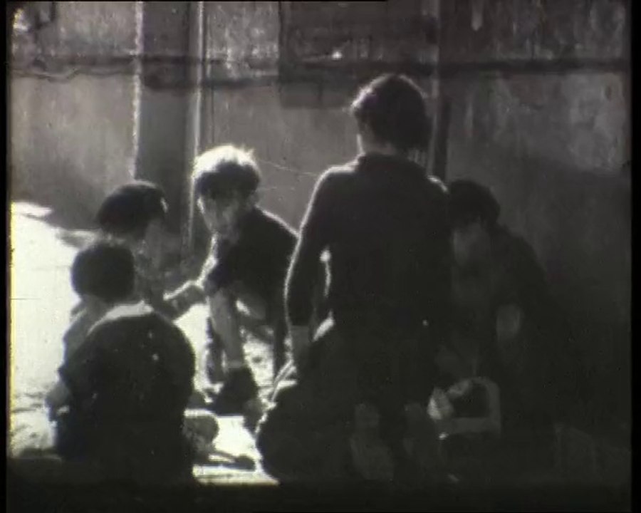 Habitat défectueux 1950, réalisateur : Charles André, Production : ministère de la reconstruction et de l'urbanisme MRU, recensement des logements insalubre en Bretagne : Rennes, Guingamps, Landernau, Morlaix, Saint-Brieuc