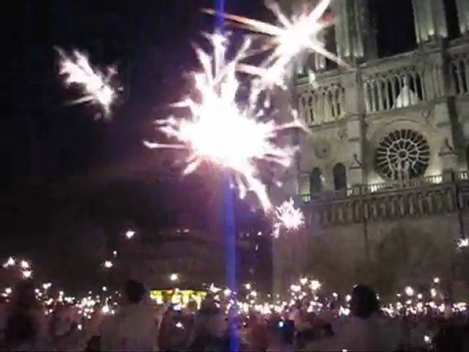 "Diner en blanc "  devant Notre Dame de Paris