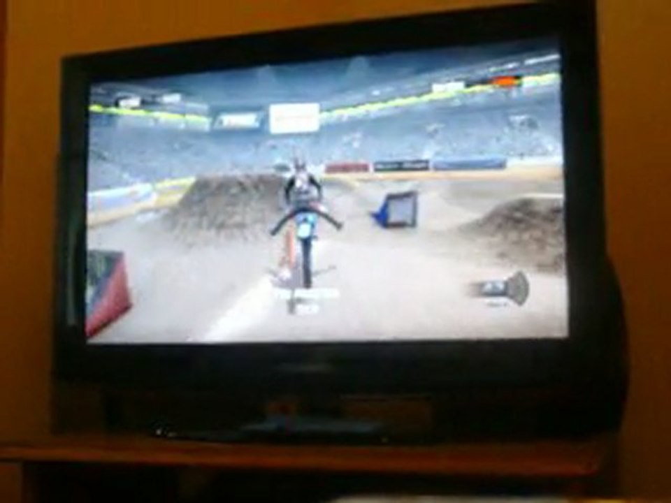 joue a moto cross sur un terrain que je kiff