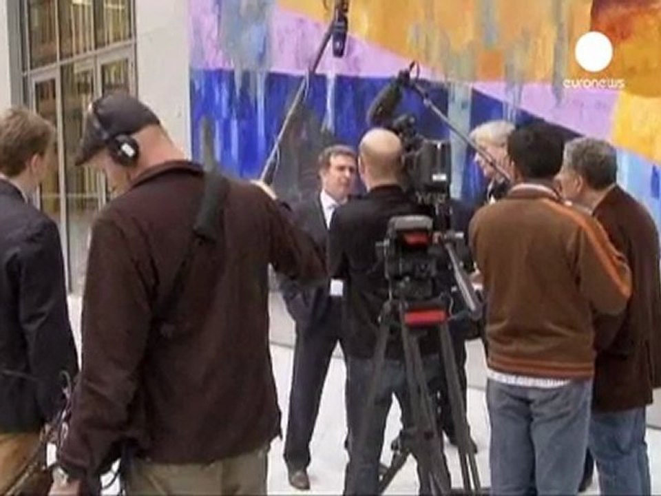 Les Grecs inquiets, leurs politiciens optimistes