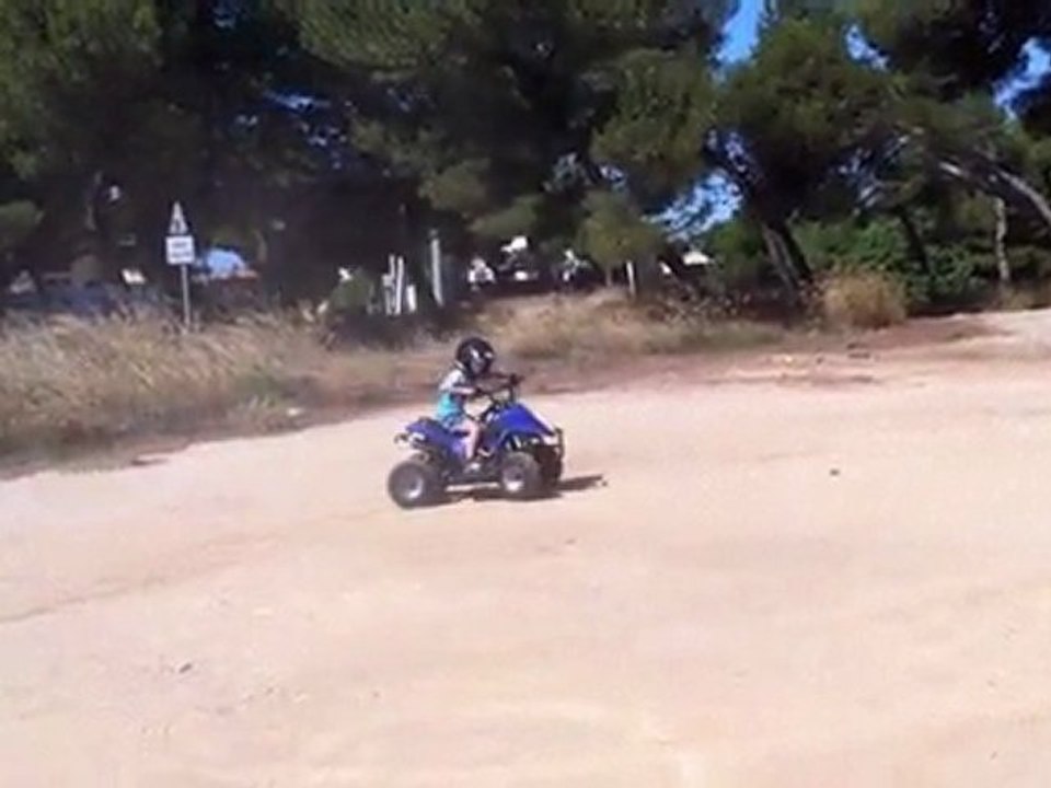 Enzo 4 ans en drift avec son quad  (Atv drift on sand)