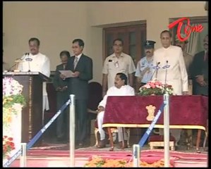 Télécharger la video: 39 MLAs takes oath as Ministers in Kiran Kumar Reddy Cabinet