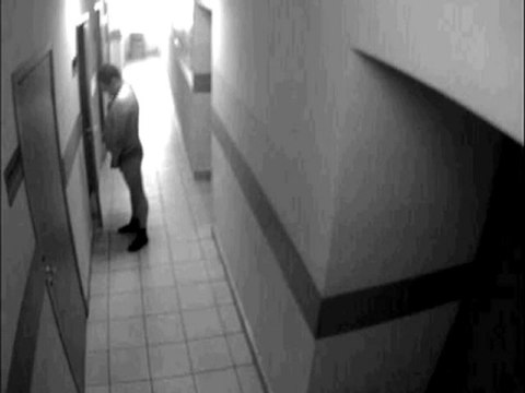 Un policier russe urine sur la porte de son bureau