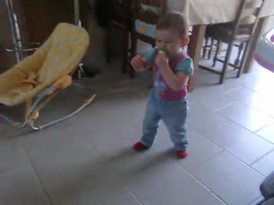 rapha 13 mois qui marche officiellement