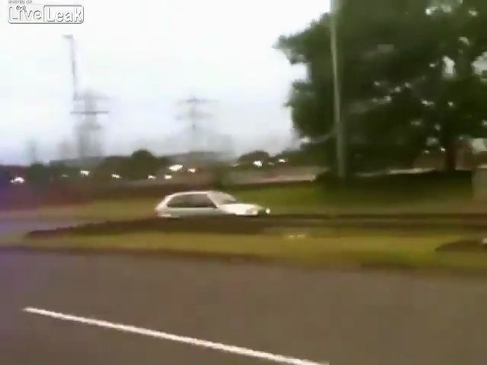 Kid sammelt eine Menge, als er Cops den Wahnsinn treibt