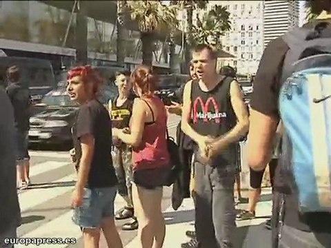 'Indignados' protestan ante el Hospital del Mar