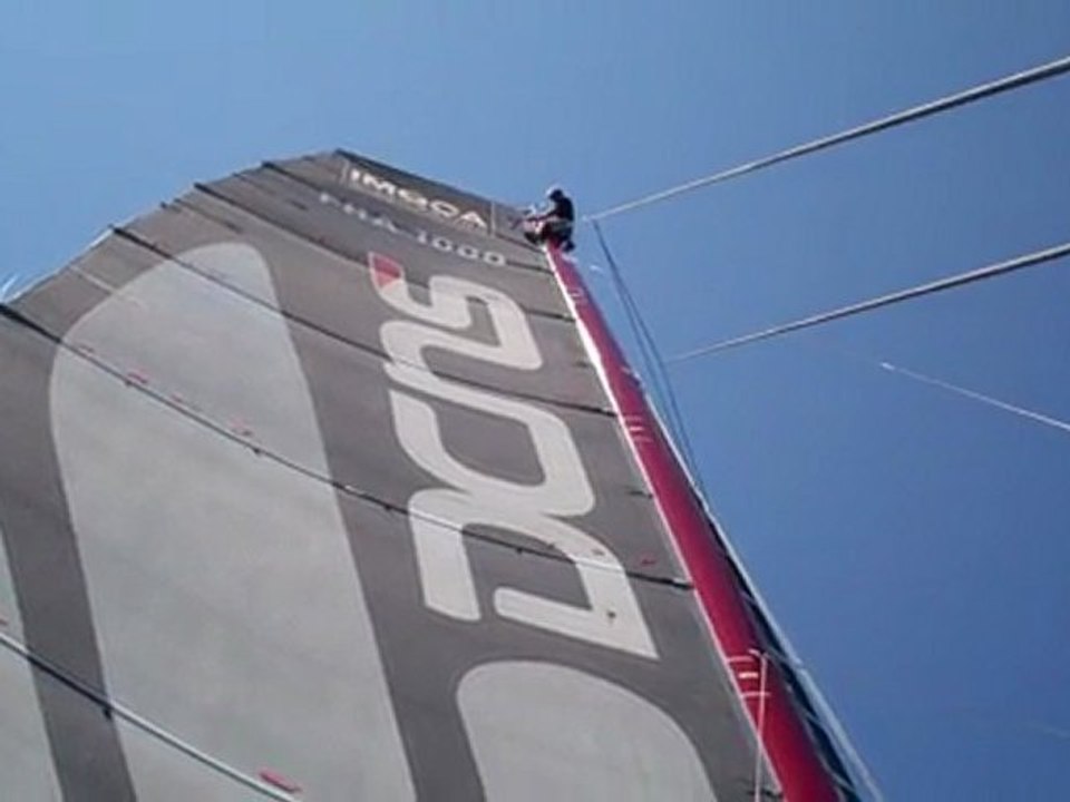 Luc Alphand en haut du mat de DCNS 1000