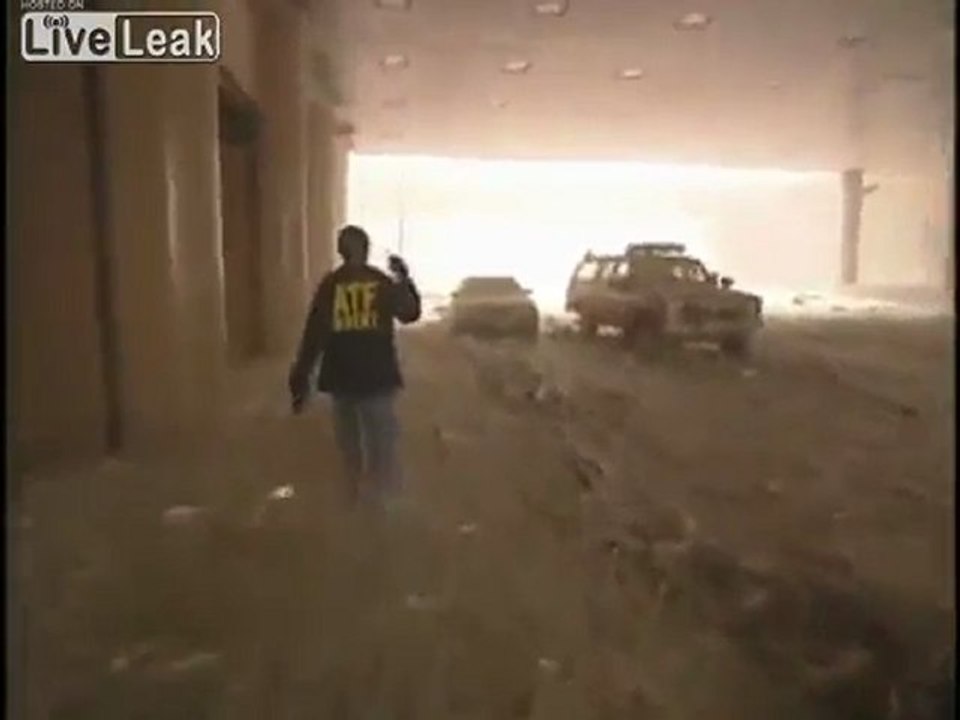 Gebäude 7 - keine größeren Schäden, aber immer noch Collapsed = 9 11 Inside Job