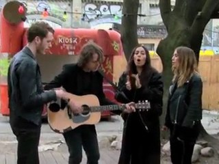 Rekorder: Lykke Li singt: I Follow Rivers"