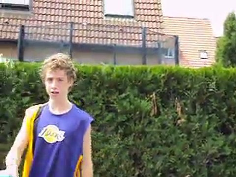 je fais tourner la balle sur mon doigt