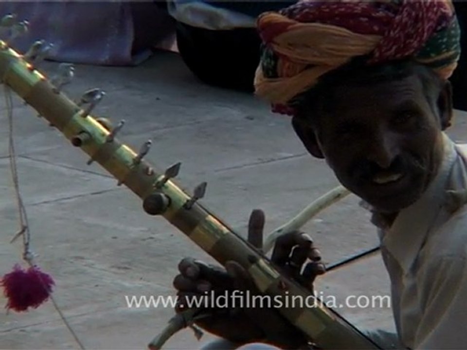 Little girl singing, Pushkar