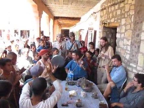 pas d'nom pas d'maison au Maroc, jam session au bar chez rachid place de telouet.