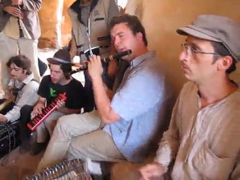 pas d'nom pas d'maison au Maroc, jam session à l entrée de la kasbah du Glaoui.