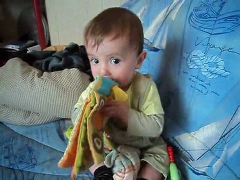 OSCAR A HUIT MOIS ET SE TIENT ASSIS