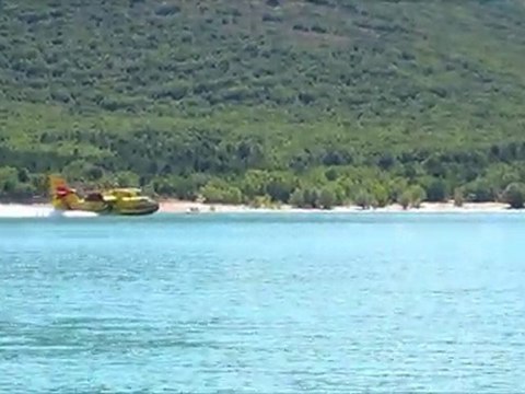 Exercices d'un Canadair au lac de Sainte Croix dans le Var - France