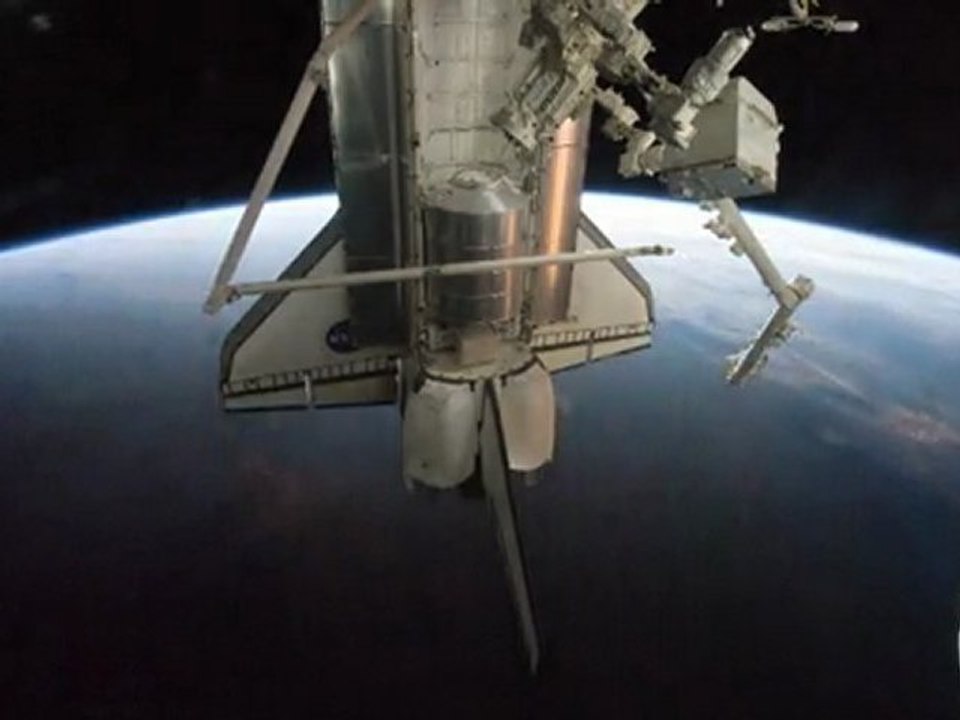 Atlantis en orbite autour de la Terre