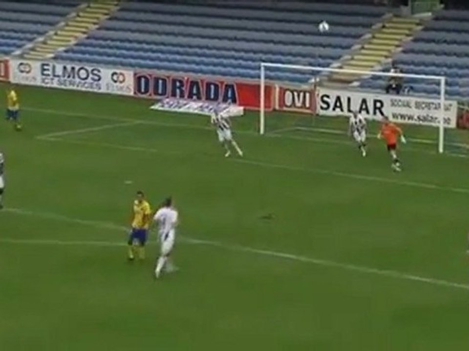 Lens Annab misses an open goal