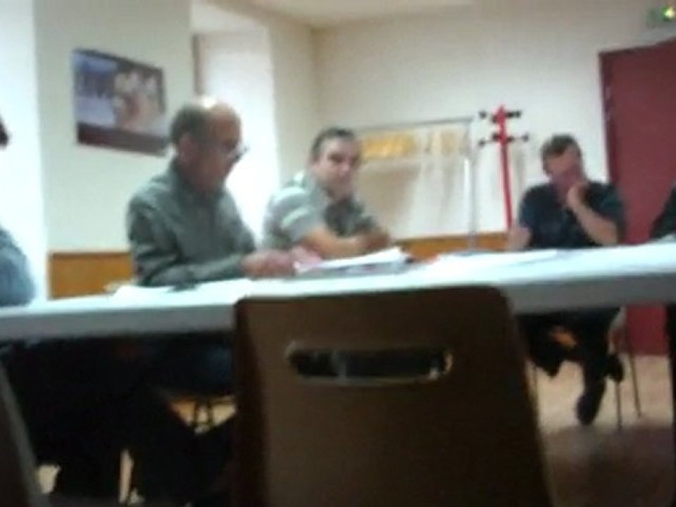 la  décision du  maire  huit  clos