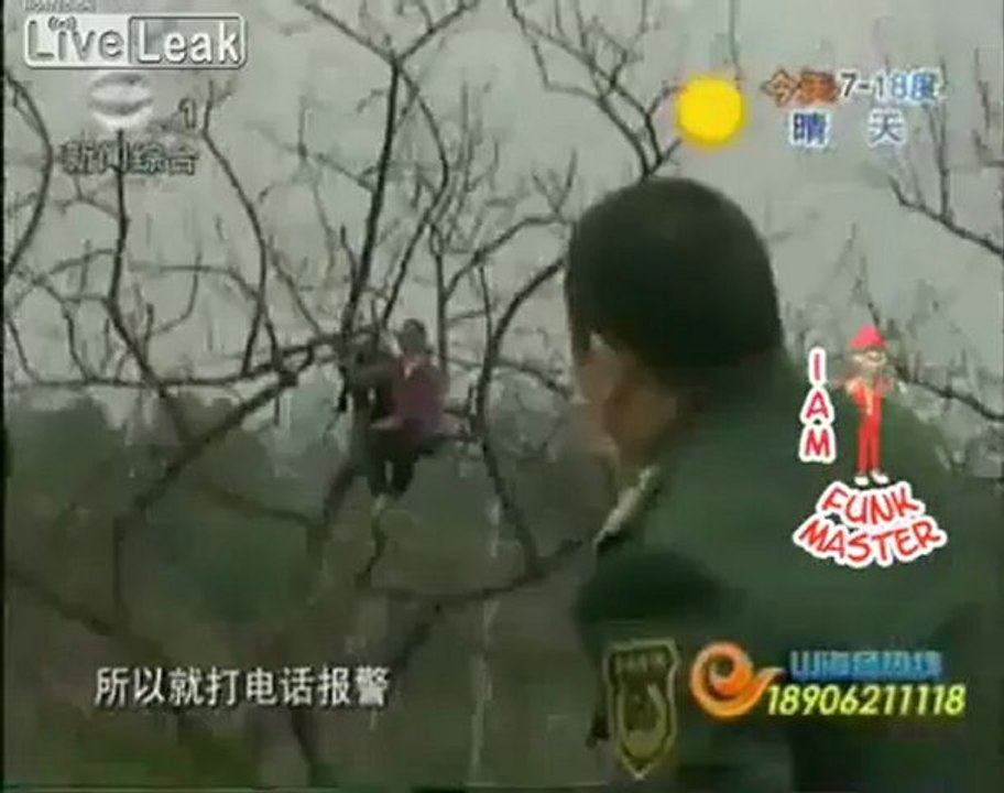 Mädchen fällt vom Baum