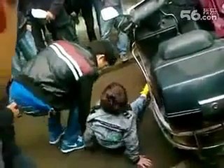 Bestrafung Leute für den Diebstahl von Baby