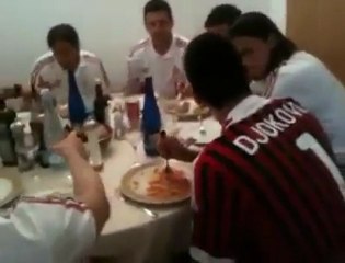 Ο Νόλε Τζόκοβιτς τρώει μαζί με τους παίκτες της Μίλαν