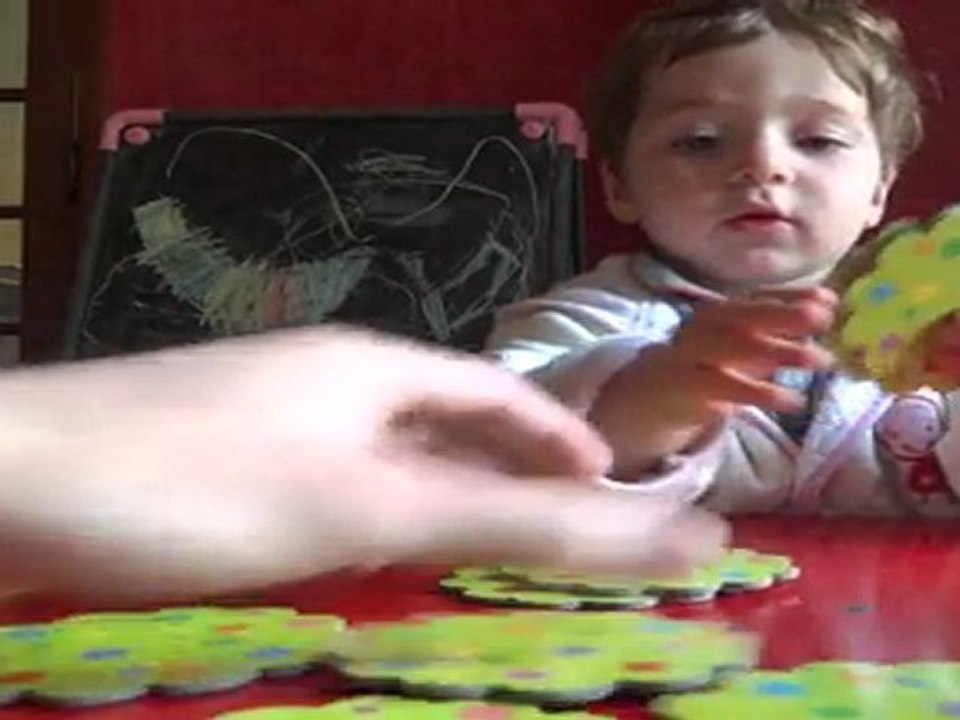 Bastien joue au Memo