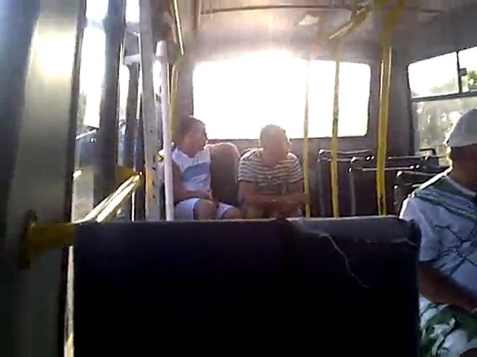 dan le bus pour la plage , drole
