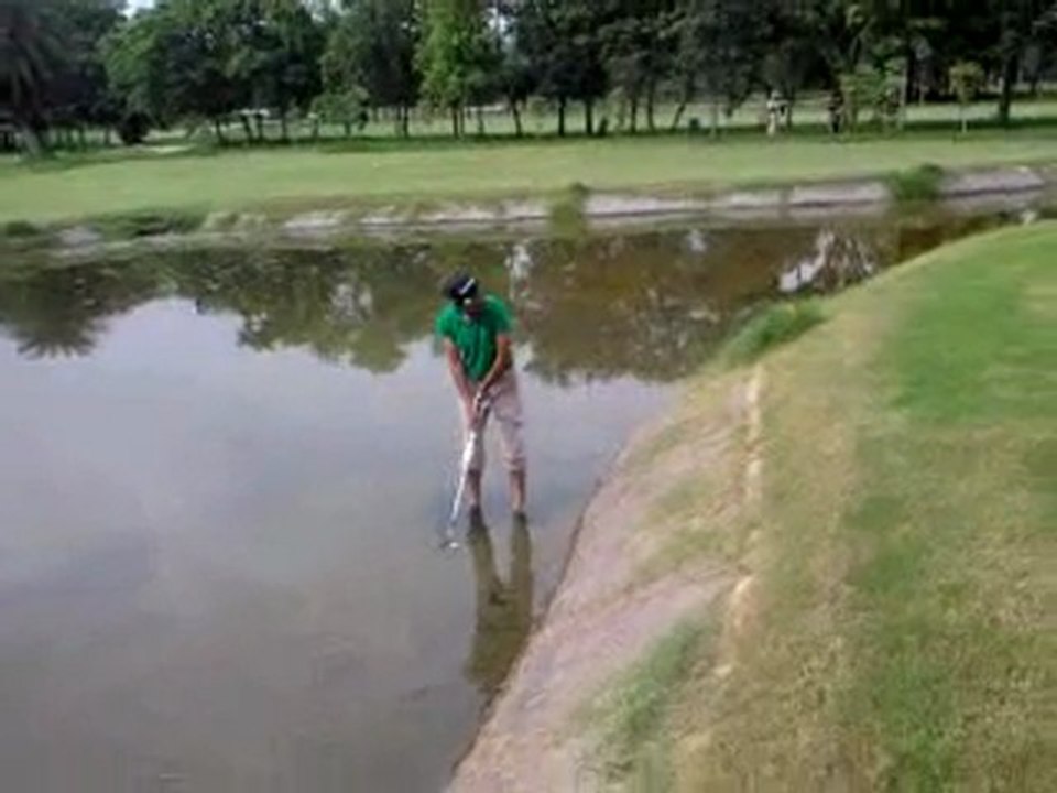 Water hazard shot ! on 4moles.com