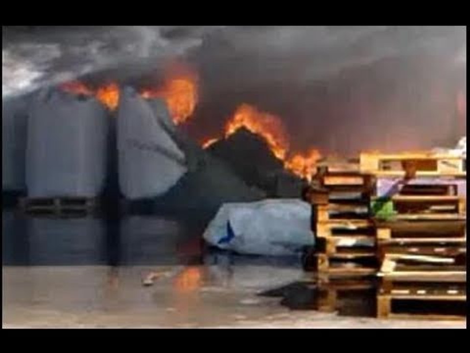 Carinaro (CE) - Incendio al deposito Conad