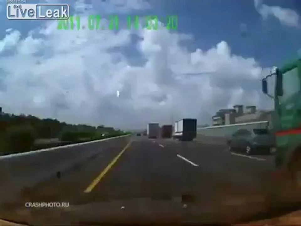 Scary Unfall auf Taiwan Autobahn