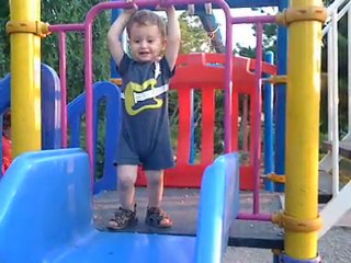 Kerem1 parkta oynarken