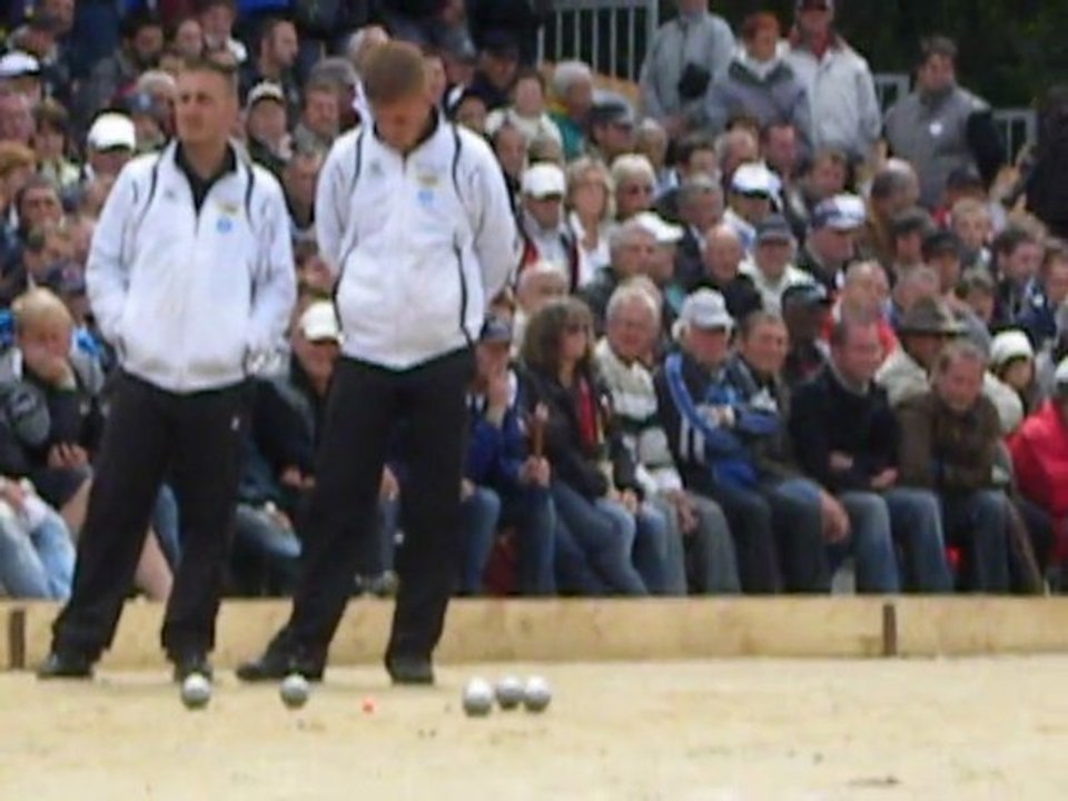 1ère mène de la finale du Championnat de France doublettes 2011à Rennes.