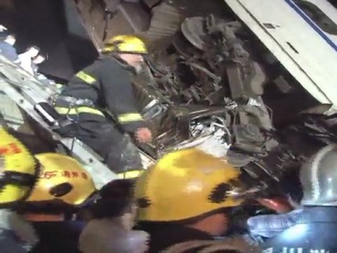 Chinese rescuers work to free train crash victims