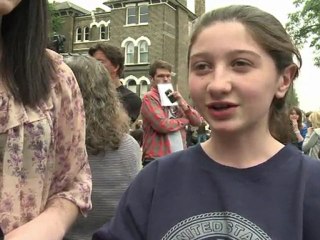 Des fans d'Amy Winehouse se recueillent devant sa maison