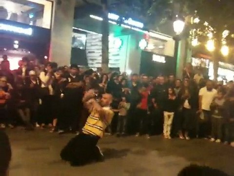 egypchien danse aux champs élysées le 23/07/2011 (هي دي الرجالة ؟؟؟ hhhhh)