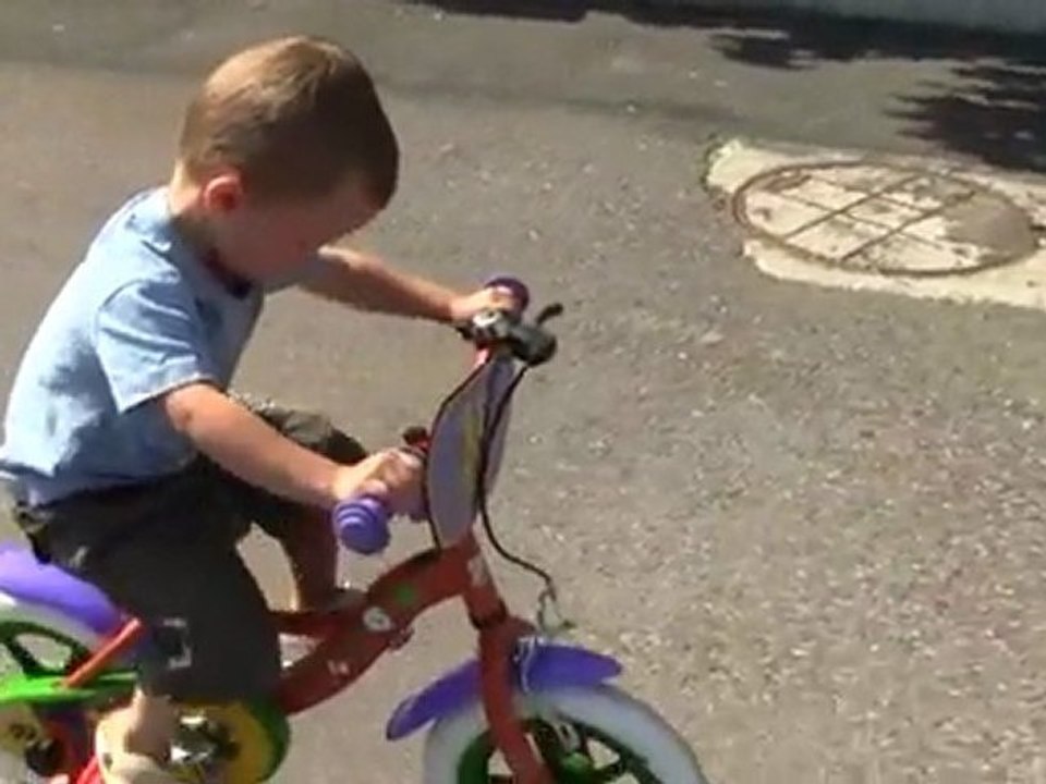 enzo et mathéo font du velo