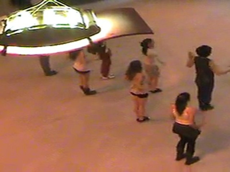 Flashmob Paris " To Hand The Torch " Moby - Find my Baby