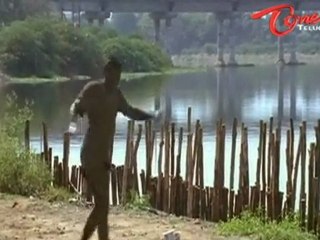 Comedian Suneel takes bath at a drainage