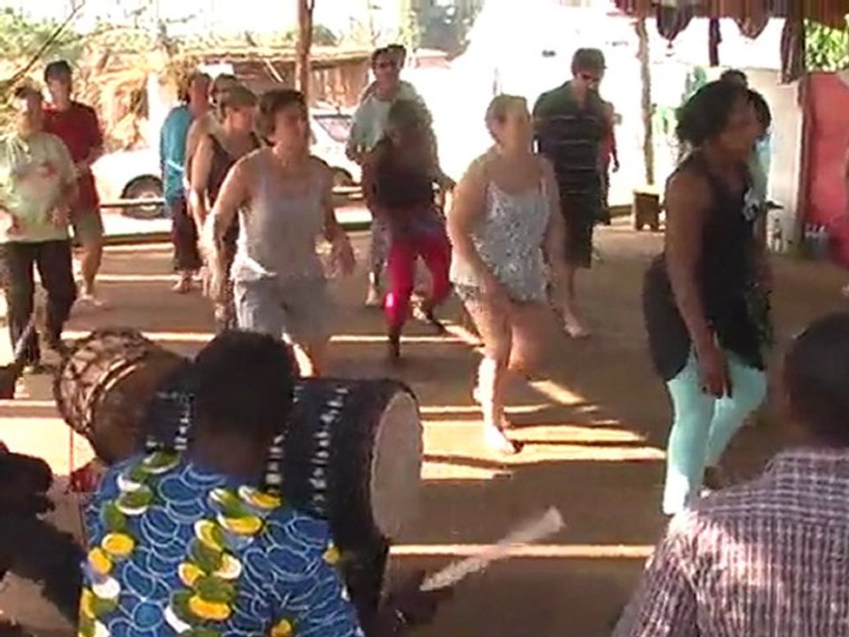 Atelier de danse avec Sita Wara et Fanta Coulibaly de la Famille Coulibaly lors d'un stage de "Musique et Découverte"